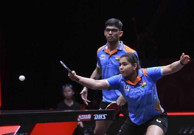 (251210) -- HONG KONG, Dec. 10, 2025 (Xinhua) -- Manush Shah/Diya Chitale (R) compete during the mixed doubles group 1 match between Wang Chuqin/Sun Yingsha of China and Manush Shah/Diya Chitale of India at the WTT Finals Hong Kong 2025 in Hong Kong, south China, Dec. 10, 2025. (Xinhua/Chen Duo)