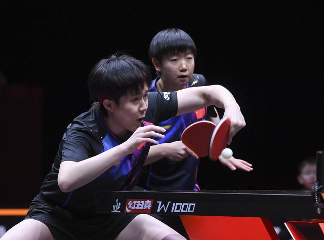 (251210) -- HONG KONG, Dec. 10, 2025 (Xinhua) -- Wang Chuqin (L)/Sun Yingsha compete during the mixed doubles group 1 match between Wang Chuqin/Sun Yingsha of China and Manush Shah/Diya Chitale of India at the WTT Finals Hong Kong 2025 in Hong Kong, south China, Dec. 10, 2025. (Xinhua/Chen Duo)