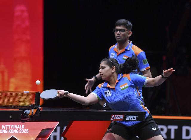 (251210) -- HONG KONG, Dec. 10, 2025 (Xinhua) -- Manush Shah/Diya Chitale (front) compete during the mixed doubles group 1 match between Wang Chuqin/Sun Yingsha of China and Manush Shah/Diya Chitale of India at the WTT Finals Hong Kong 2025 in Hong Kong, south China, Dec. 10, 2025. (Xinhua/Chen Duo)