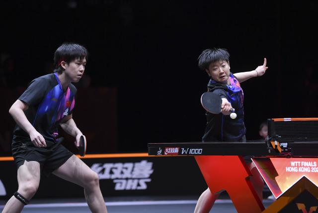 (251210) -- HONG KONG, Dec. 10, 2025 (Xinhua) -- Wang Chuqin/Sun Yingsha (R) compete during the mixed doubles group 1 match between Wang Chuqin/Sun Yingsha of China and Manush Shah/Diya Chitale of India at the WTT Finals Hong Kong 2025 in Hong Kong, south China, Dec. 10, 2025. (Xinhua/Chen Duo)