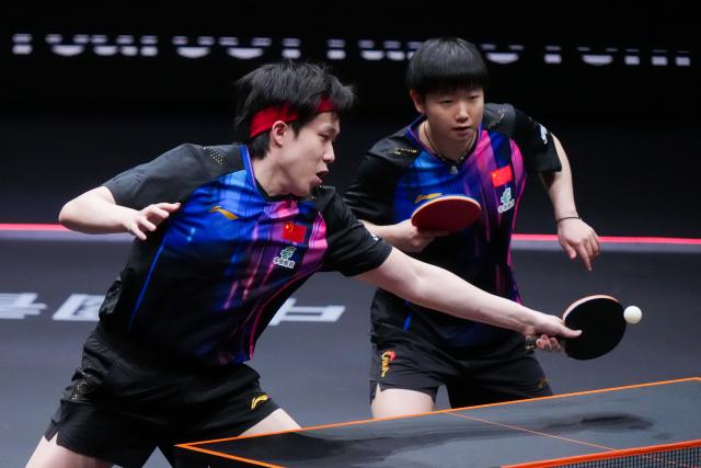 (251210) -- HONG KONG, Dec. 10, 2025 (Xinhua) -- Wang Chuqin (L)/Sun Yingsha compete during the mixed doubles group 1 match between Wang Chuqin/Sun Yingsha of China and Manush Shah/Diya Chitale of India at the WTT Finals Hong Kong 2025 in Hong Kong, south China, Dec. 10, 2025. (Xinhua/Zhu Wei)