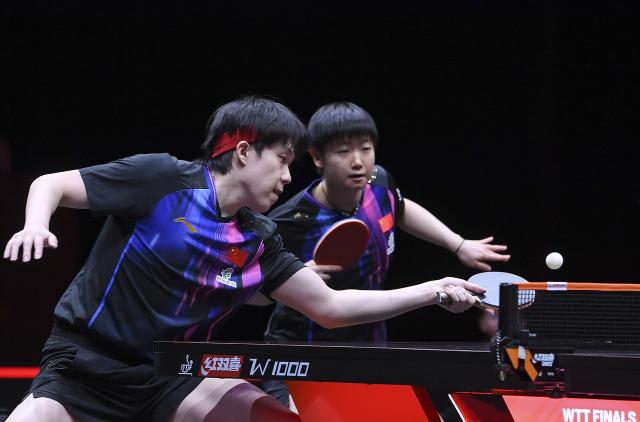 (251210) -- HONG KONG, Dec. 10, 2025 (Xinhua) -- Wang Chuqin (L)/Sun Yingsha compete during the mixed doubles group 1 match between Wang Chuqin/Sun Yingsha of China and Manush Shah/Diya Chitale of India at the WTT Finals Hong Kong 2025 in Hong Kong, south China, Dec. 10, 2025. (Xinhua/Chen Duo)