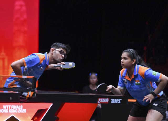 (251210) -- HONG KONG, Dec. 10, 2025 (Xinhua) -- Manush Shah (L)/Diya Chitale compete during the mixed doubles group 1 match between Wang Chuqin/Sun Yingsha of China and Manush Shah/Diya Chitale of India at the WTT Finals Hong Kong 2025 in Hong Kong, south China, Dec. 10, 2025. (Xinhua/Chen Duo)