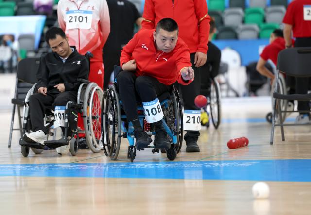 (251210) -- HONG KONG, Dec. 10, 2025 (Xinhua) -- Wang Tianlong (R) of Heilongjiang competes during the men's individual BC1 round robin match of boccia at China's 12th National Games for Persons with Disabilities and the 9th National Special Olympic Games in Hong Kong, south China, Dec. 10, 2025. (Xinhua/Lu Hanxin)