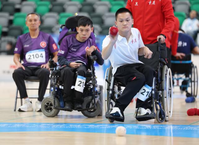 (251210) -- HONG KONG, Dec. 10, 2025 (Xinhua) -- Luo Guanzhong (R) of Chongqing competes during the men's individual BC1 round robin match of boccia at China's 12th National Games for Persons with Disabilities and the 9th National Special Olympic Games in Hong Kong, south China, Dec. 10, 2025. (Xinhua/Lu Hanxin)