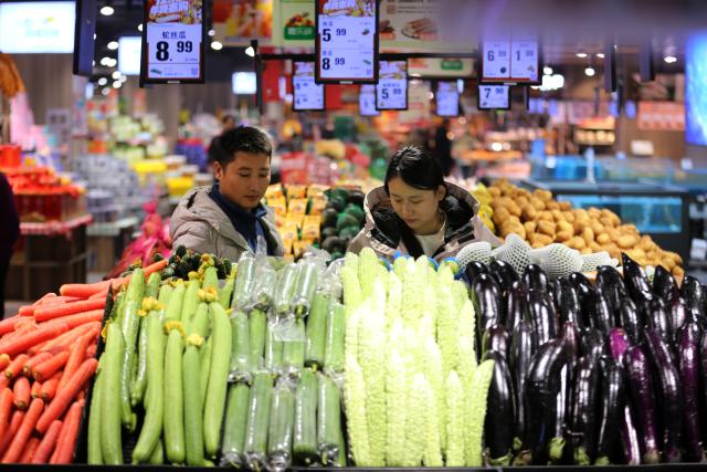 (251210) -- BEIJING, Dec. 10, 2025 (Xinhua) -- Consumers select vegetable at a supermarket in Leshan City, southwest China's Sichuan Province, Dec. 10, 2025. China's consumer price index (CPI), a main gauge of inflation, rose 0.7 percent year on year in November, data from the National Bureau of Statistics showed Wednesday. (Photo by Li Huashi/Xinhua)