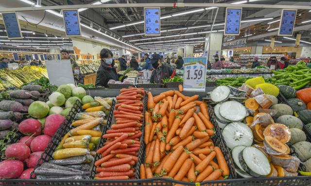 (251210) -- BEIJING, Dec. 10, 2025 (Xinhua) -- Consumers select vegetable at a supermarket in Tangshan City, north China's Hebei Province, Dec. 10, 2025. China's consumer price index (CPI), a main gauge of inflation, rose 0.7 percent year on year in November, data from the National Bureau of Statistics showed Wednesday. (Photo by Liu Mancang/Xinhua)