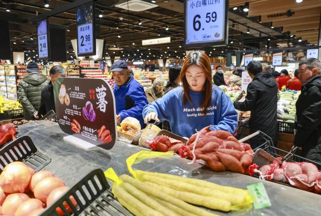 (251210) -- BEIJING, Dec. 10, 2025 (Xinhua) -- Consumers select goods at a supermarket in Taizhou City, east China's Jiangsu Province, Dec. 10, 2025. China's consumer price index (CPI), a main gauge of inflation, rose 0.7 percent year on year in November, data from the National Bureau of Statistics showed Wednesday. (Photo by Gu Jihong/Xinhua)