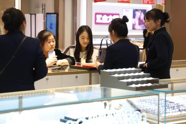 (251210) -- BEIJING, Dec. 10, 2025 (Xinhua) -- Consumers buy jewelry at a shopping mall in Xiamen City, southeast China's Fujian Province, Dec. 10, 2025. China's consumer price index (CPI), a main gauge of inflation, rose 0.7 percent year on year in November, data from the National Bureau of Statistics showed Wednesday. (Photo by Zeng Demeng/Xinhua)
