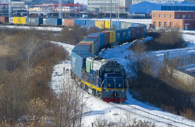 (251210) -- HARBIN, Dec. 10, 2025 (Xinhua) -- A drone photo taken on Dec. 9, 2025 shows a China-Europe freight train departing from the transshipment yard of Tongjiang north railway station in Tongjiang, northeast China's Heilongjiang Province.
  As a China-Europe freight train composed of 60 carriages and loaded with home appliances and digital products departed from the Manzhouli railway port in north China's Inner Mongolia Autonomous Region, the "eastern corridor" of the China-Europe freight train network this year has witnessed 5,166 trains operating on its railway lines. 
   The "eastern corridor" consists of three railway ports including Manzhouli, Suifenhe and Tongjiang. Currently, the categories of goods transported by the trains have increased to more than 1,000 types. The number of operating routes has expanded to 27, linking over 60 Chinese cities with 14 European countries. (Photo by Wu Yunan/Xinhua)