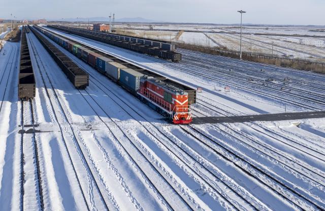 (251210) -- HARBIN, Dec. 10, 2025 (Xinhua) -- A drone photo taken on Dec. 9, 2025 shows a China-Europe freight train preparing to depart from the Tongjiang north railway station in Tongjiang, northeast China's Heilongjiang Province.
  As a China-Europe freight train composed of 60 carriages and loaded with home appliances and digital products departed from the Manzhouli railway port in north China's Inner Mongolia Autonomous Region, the "eastern corridor" of the China-Europe freight train network this year has witnessed 5,166 trains operating on its railway lines. 
   The "eastern corridor" consists of three railway ports including Manzhouli, Suifenhe and Tongjiang. Currently, the categories of goods transported by the trains have increased to more than 1,000 types. The number of operating routes has expanded to 27, linking over 60 Chinese cities with 14 European countries. (Photo by Wu Yunan/Xinhua)
