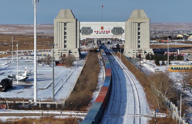(251210) -- HARBIN, Dec. 10, 2025 (Xinhua) -- A drone photo taken on Dec. 3, 2025 shows a China-Europe freight train departing from the Manzhouli railway station for European countries in Manzhouli, north China's Inner Mongolia Autonomous Region.
  As a China-Europe freight train composed of 60 carriages and loaded with home appliances and digital products departed from the Manzhouli railway port in north China's Inner Mongolia Autonomous Region, the "eastern corridor" of the China-Europe freight train network this year has witnessed 5,166 trains operating on its railway lines. 
   The "eastern corridor" consists of three railway ports including Manzhouli, Suifenhe and Tongjiang. Currently, the categories of goods transported by the trains have increased to more than 1,000 types. The number of operating routes has expanded to 27, linking over 60 Chinese cities with 14 European countries. (Photo by Huang Xu/Xinhua)