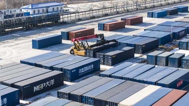 (251210) -- HARBIN, Dec. 10, 2025 (Xinhua) -- A drone photo taken on Dec. 10, 2025 shows a crane working at Suifenhe railway station in Suifenhe, northeast China's Heilongjiang Province.
  As a China-Europe freight train composed of 60 carriages and loaded with home appliances and digital products departed from the Manzhouli railway port in north China's Inner Mongolia Autonomous Region, the "eastern corridor" of the China-Europe freight train network this year has witnessed 5,166 trains operating on its railway lines. 
   The "eastern corridor" consists of three railway ports including Manzhouli, Suifenhe and Tongjiang. Currently, the categories of goods transported by the trains have increased to more than 1,000 types. The number of operating routes has expanded to 27, linking over 60 Chinese cities with 14 European countries. (Photo by Qu Yiwei/Xinhua)