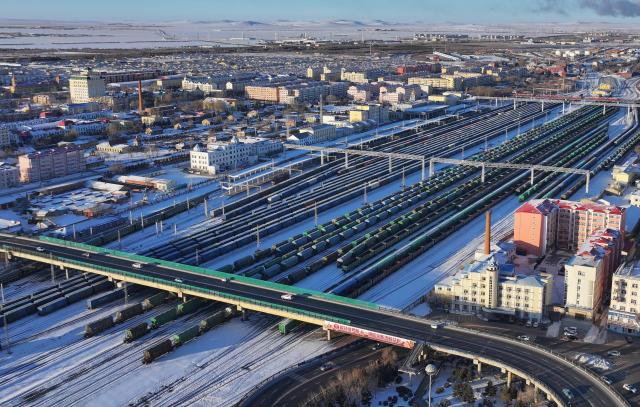 (251210) -- HARBIN, Dec. 10, 2025 (Xinhua) -- A drone photo taken on Dec. 10, 2025 shows China-Europe freight trains preparing to depart from the Manzhouli railway station in Manzhouli, north China's Inner Mongolia Autonomous Region.
  As a China-Europe freight train composed of 60 carriages and loaded with home appliances and digital products departed from the Manzhouli railway port in north China's Inner Mongolia Autonomous Region, the "eastern corridor" of the China-Europe freight train network this year has witnessed 5,166 trains operating on its railway lines. 
   The "eastern corridor" consists of three railway ports including Manzhouli, Suifenhe and Tongjiang. Currently, the categories of goods transported by the trains have increased to more than 1,000 types. The number of operating routes has expanded to 27, linking over 60 Chinese cities with 14 European countries. (Photo by Huang Xu/Xinhua)