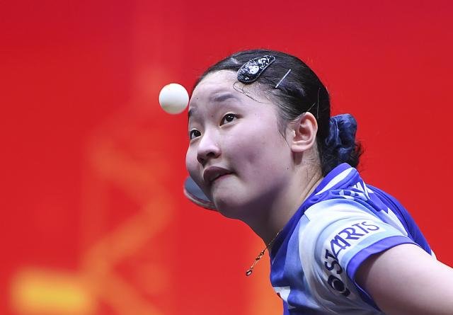 (251210) -- HONG KONG, Dec. 10, 2025 (Xinhua) -- Harimoto Miwa serves during the women's singles Round of 16 match between Wang Manyu of China and Harimoto Miwa of Japan at the WTT Finals Hong Kong 2025 in Hong Kong, south China, Dec. 10, 2025. (Xinhua/Chen Duo)