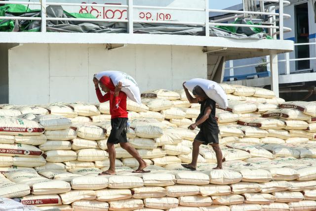 (251210) -- YANGON, Dec. 10, 2025 (Xinhua) -- Workers carry bags of rice at a jetty in Yangon, Myanmar, Dec. 10, 2025. Myanmar exported over 1.78 million tons of rice and broken rice in the first eight months of the current fiscal year 2025-2026, according to the Myanmar Rice Federation on Wednesday. (Xinhua/Myo Kyaw Soe)