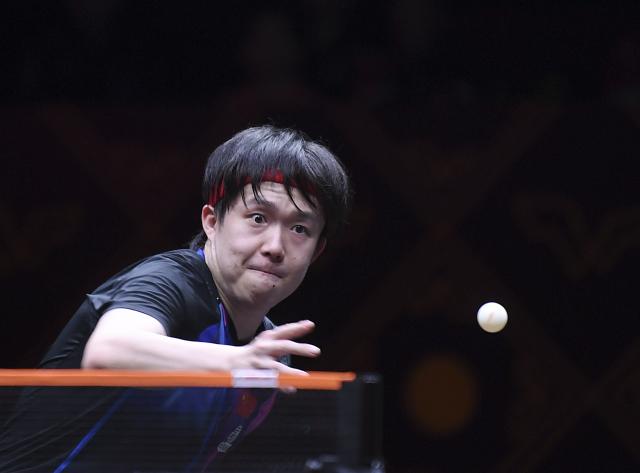 (251210) -- HONG KONG, Dec. 10, 2025 (Xinhua) -- Wang Chuqin hits a return during the men's singles round of 16 match between Wang Chuqin of China and Matsushima Sora of Japan at the WTT Finals Hong Kong 2025 in Hong Kong, south China, Dec. 10, 2025. (Xinhua/Chen Duo)