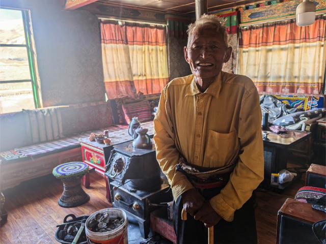 (251210) -- LHASA, Dec. 10, 2025 (Xinhua) -- Ngawang Milang is pictured in Zanda County of Ngari Prefecture, southwest China's Xizang Autonomous Region, Nov. 16, 2025. TO GO WITH "Feature: The mountains, the men, the murals: Guarding a lost kingdom on roof of the world" (Xinhua/Lodro Gyatso)