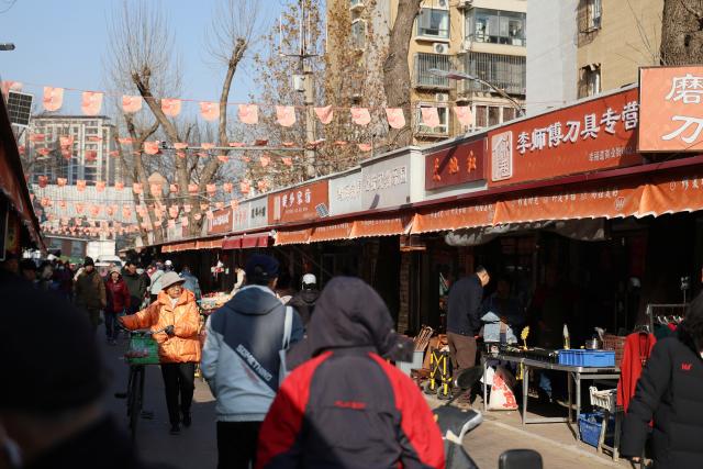 (251210) -- TIANJIN, Dec. 10, 2025 (Xinhua) -- This photo taken on Dec. 9, 2025 shows a view of the "repair alley" in north China's Tianjin. A "repair alley" established in June 2024 has become a lively hub for neighborhood-friendly repair services in Tianjin. In this dedicated zone, local residents have easy access to daily services such as knife sharpening, darning, locksmiths and watch repair. (Xinhua/Li Ran)