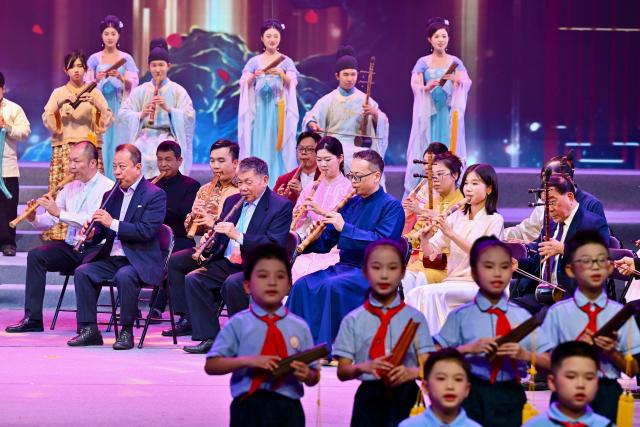 (251210) -- QUANZHOU, Dec. 10, 2025 (Xinhua) -- Artists perform during the opening ceremony of 15th Quanzhou International Nanyin Symposium in Quanzhou, southeast China's Fujian Province, Dec, 10, 2025. The 15th Quanzhou International Nanyin Symposium unveiled Wednesday with a special performance staged in Quanzhou. This edition of the event brought together 42 Nanyin troupes from home and abroad, with over 600 performers sharing the stage to jointly present the ancient melodies and new voices of Nanyin.
  Nanyin, known as the "living fossil" of ancient Chinese music, literally means "music in the south" and is a traditional opera in Fujian dialect. (Xinhua/Jiang Kehong)