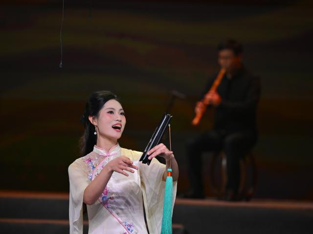 (251210) -- QUANZHOU, Dec. 10, 2025 (Xinhua) -- An artist performs during the opening ceremony of 15th Quanzhou International Nanyin Symposium in Quanzhou, southeast China's Fujian Province, Dec, 10, 2025. The 15th Quanzhou International Nanyin Symposium unveiled Wednesday with a special performance staged in Quanzhou. This edition of the event brought together 42 Nanyin troupes from home and abroad, with over 600 performers sharing the stage to jointly present the ancient melodies and new voices of Nanyin.
  Nanyin, known as the "living fossil" of ancient Chinese music, literally means "music in the south" and is a traditional opera in Fujian dialect. (Xinhua/Jiang Kehong)