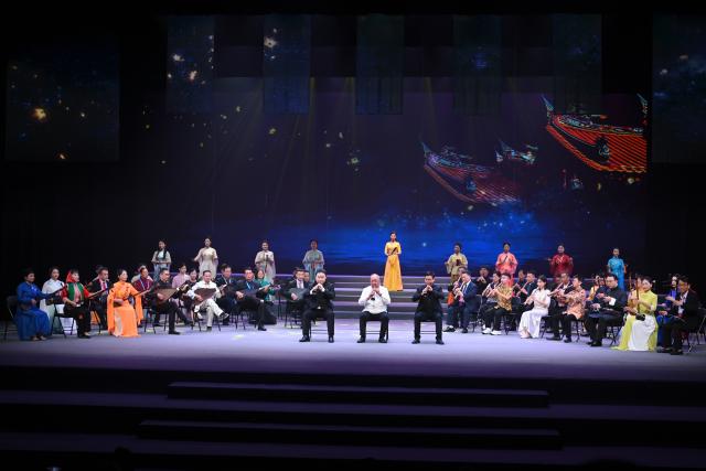 (251210) -- QUANZHOU, Dec. 10, 2025 (Xinhua) -- Artists perform during the opening ceremony of 15th Quanzhou International Nanyin Symposium in Quanzhou, southeast China's Fujian Province, Dec, 10, 2025. The 15th Quanzhou International Nanyin Symposium unveiled Wednesday with a special performance staged in Quanzhou. This edition of the event brought together 42 Nanyin troupes from home and abroad, with over 600 performers sharing the stage to jointly present the ancient melodies and new voices of Nanyin.
  Nanyin, known as the "living fossil" of ancient Chinese music, literally means "music in the south" and is a traditional opera in Fujian dialect. (Xinhua/Jiang Kehong)