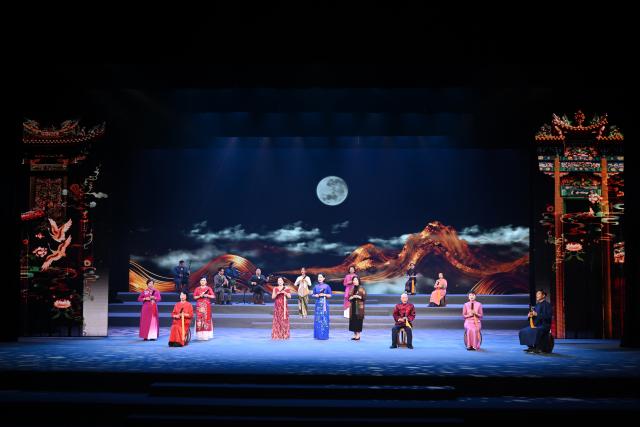 (251210) -- QUANZHOU, Dec. 10, 2025 (Xinhua) -- Artists perform during the opening ceremony of 15th Quanzhou International Nanyin Symposium in Quanzhou, southeast China's Fujian Province, Dec, 10, 2025. The 15th Quanzhou International Nanyin Symposium unveiled Wednesday with a special performance staged in Quanzhou. This edition of the event brought together 42 Nanyin troupes from home and abroad, with over 600 performers sharing the stage to jointly present the ancient melodies and new voices of Nanyin.
  Nanyin, known as the "living fossil" of ancient Chinese music, literally means "music in the south" and is a traditional opera in Fujian dialect. (Xinhua/Jiang Kehong)