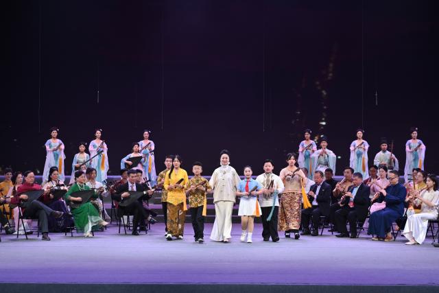 (251210) -- QUANZHOU, Dec. 10, 2025 (Xinhua) -- Artists perform during the opening ceremony of 15th Quanzhou International Nanyin Symposium in Quanzhou, southeast China's Fujian Province, Dec, 10, 2025. The 15th Quanzhou International Nanyin Symposium unveiled Wednesday with a special performance staged in Quanzhou. This edition of the event brought together 42 Nanyin troupes from home and abroad, with over 600 performers sharing the stage to jointly present the ancient melodies and new voices of Nanyin.
  Nanyin, known as the "living fossil" of ancient Chinese music, literally means "music in the south" and is a traditional opera in Fujian dialect. (Xinhua/Jiang Kehong)