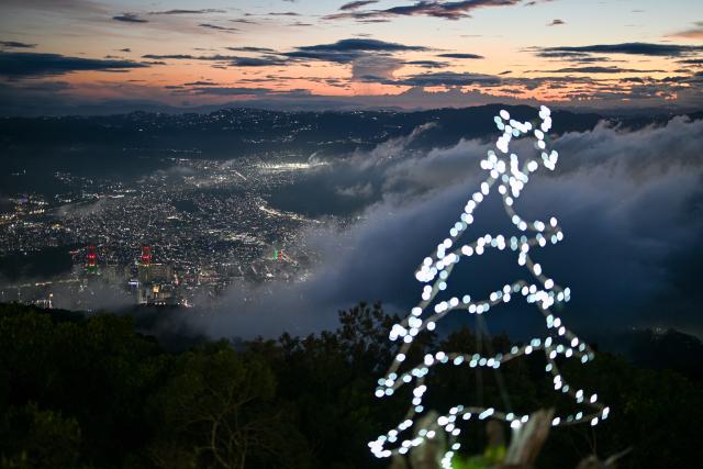 (251210) -- CARACAS, Dec. 10, 2025 (Xinhua) -- Photo taken from the Venezuela's Avila National Park on Dec. 8, 2025 shows the city of Caracas, capital of Venezuela. (Xinhua/Li Muzi)