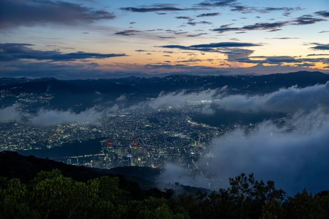 (251210) -- CARACAS, Dec. 10, 2025 (Xinhua) -- Photo taken from the Venezuela's Avila National Park on Dec. 8, 2025 shows the city of Caracas, capital of Venezuela. (Xinhua/Li Muzi)