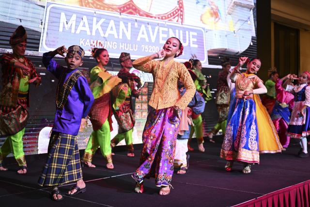 (251211) -- MALACCA, Dec. 11, 2025 (Xinhua) -- Dancers perform at the closing ceremony of the ASEAN-China Year of People-to-People Exchanges 2024-2025 in Malacca, Malaysia, Dec. 10, 2025.
  The closing ceremony, co-hosted by the Chinese People's Association for Friendship with Foreign Countries and the Malaysia-China Friendship Association, was held from Tuesday to Wednesday.
  About 300 participants from the Chinese Embassy in Malaysia, Chinese ministries, 11 Chinese provincial-level regions, as well as the ASEAN-China Center, ASEAN Secretariat and some friendship organizations in ASEAN countries attended the event. (Xinhua/Cheng Yiheng)