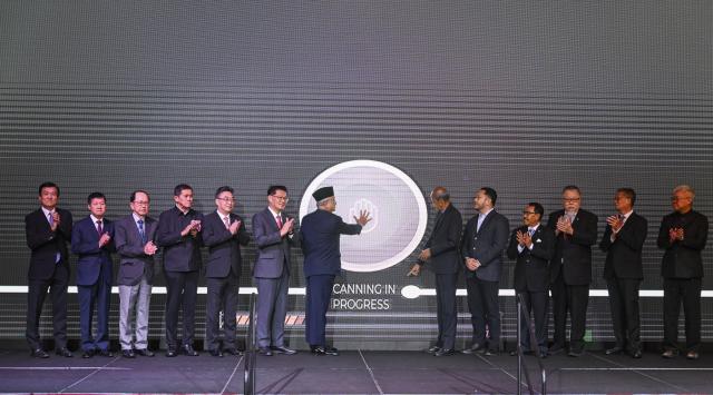 (251211) -- MALACCA, Dec. 11, 2025 (Xinhua) -- Guests attend the closing ceremony of the ASEAN-China Year of People-to-People Exchanges 2024-2025 in Malacca, Malaysia, Dec. 10, 2025.
  The closing ceremony, co-hosted by the Chinese People's Association for Friendship with Foreign Countries and the Malaysia-China Friendship Association, was held from Tuesday to Wednesday.
  About 300 participants from the Chinese Embassy in Malaysia, Chinese ministries, 11 Chinese provincial-level regions, as well as the ASEAN-China Center, ASEAN Secretariat and some friendship organizations in ASEAN countries attended the event. (Xinhua/Cheng Yiheng)