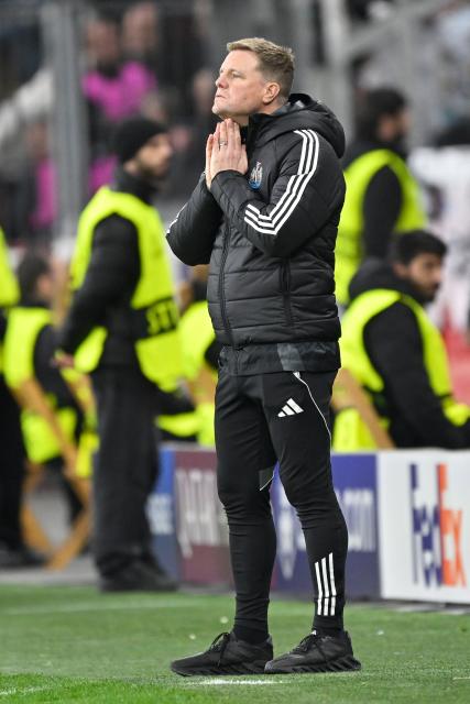 (251211) -- LEVERKUSEN, Dec. 11, 2025 (Xinhua) -- Eddie Howe, head coach of Newcastle United, gestures during the UEFA Champions League football match between Bayer 04 Leverkusen and Newcastle United in Leverkusen, Germany,  Dec. 10, 2025. (Photo by Ulrich Hufnagel/Xinhua)