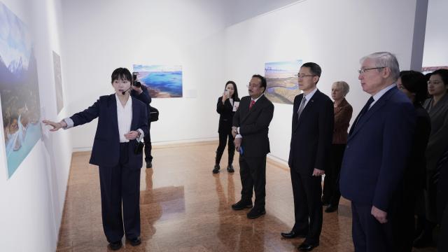 (251211) -- ASTANA, Dec. 11, 2025 (Xinhua) -- A docent briefs visitors on exhibits at a photo exhibition titled "Magnificent Xinjiang, Glorious Journey" at the National Museum of Kazakhstan in Astana, Kazakhstan, Dec. 10, 2025.
  The photo exhibition commemorating the 70th founding anniversary of China's Xinjiang Uygur Autonomous Region opened here Wednesday. Over 200 people from various sectors in China and Kazakhstan attended the opening ceremony and viewed the displays. (Photo by Kalizhan Ospanov/Xinhua)