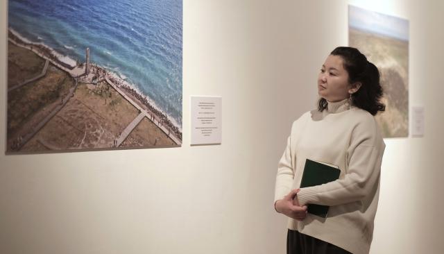 (251211) -- ASTANA, Dec. 11, 2025 (Xinhua) -- A woman visits a photo exhibition titled "Magnificent Xinjiang, Glorious Journey" at the National Museum of Kazakhstan in Astana, Kazakhstan, Dec. 10, 2025.
  The photo exhibition commemorating the 70th founding anniversary of China's Xinjiang Uygur Autonomous Region opened here Wednesday. Over 200 people from various sectors in China and Kazakhstan attended the opening ceremony and viewed the displays. (Photo by Kalizhan Ospanov/Xinhua)