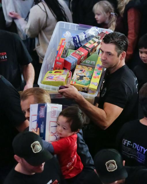 (251211) -- VANCOUVER, Dec. 11, 2025 (Xinhua) -- People donate toys during the Pan Pacific Christmas Wish Breakfast 2025 at Canada Place in Vancouver, British Columbia, Canada, on Dec. 10, 2025. As one of Canada's largest one-day toy drives, the annual Pan Pacific Christmas Wish Breakfast was held on Wednesday. The event collected more than 20 tonnes of toys, bringing joy to children and providing support to families in need. (Photo by Liang Sen/Xinhua)