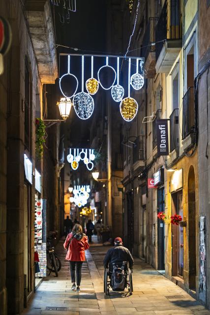 (251211) -- BARCELONA, Dec. 11, 2025 (Xinhua) -- People go down an alley decorated with Christmas lights in Barcelona, Spain, Dec. 10, 2025. (Photo by Joan Gosa/Xinhua)