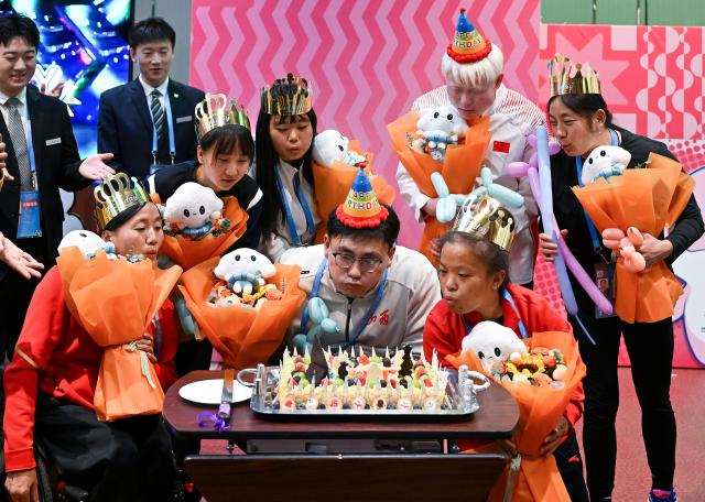 (251211) -- BEIJING, Dec. 11, 2025 (Xinhua) -- Participants blow out candles during a birthday celebration held for athletes of China's 12th National Games for Persons with Disabilities and the 9th National Special Olympic Games in Guangzhou, south China's Guangdong Province, Dec. 10, 2025. (Xinhua/Chen Haoming)