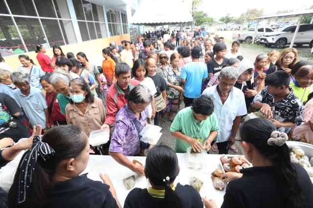 (251211) -- BEIJING, Dec. 11, 2025 (Xinhua) -- People line up to receive food in an evacuation center in Sa Kaew province, Thailand, on Dec. 10, 2025. According to Thai media, fresh border clashes between Thailand and Cambodia have forced over 800 schools and many hospitals to temporarily close in Thailand's border provinces.
   The Cambodia-Thailand border conflict has reignited since Sunday afternoon. Both sides accused the other of initiating the attack and confirmed casualties. (Xinhua/Rachen Sageamsak)