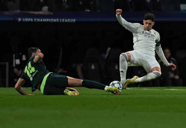 (251211) -- MADRID, Dec. 11, 2025 (Xinhua) -- Nico Gonzalez (L) of Manchester City vies for the ball during the UEFA Champions League football match between Real Madrid and Manchester City in Madrid, Spain, Dec. 10, 2025. (Xinhua/Cheng Min)