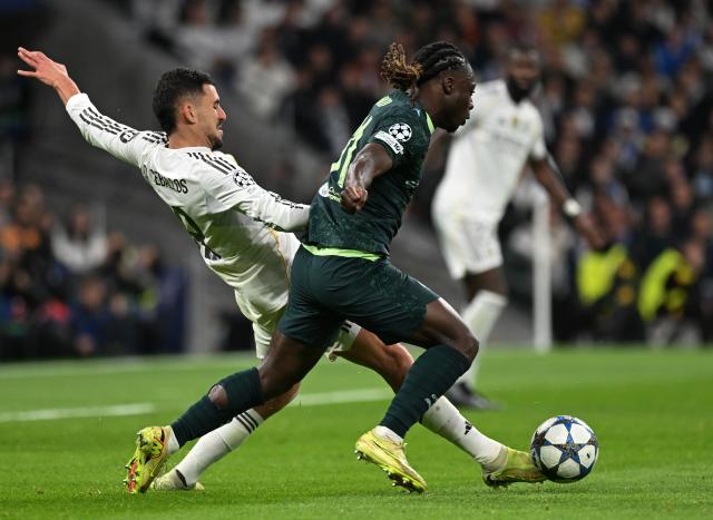 (251211) -- MADRID, Dec. 11, 2025 (Xinhua) -- Dani Ceballos (L) of Real Madrid vies for the ball during the UEFA Champions League football match between Real Madrid and Manchester City in Madrid, Spain, Dec. 10, 2025. (Xinhua/Cheng Min)