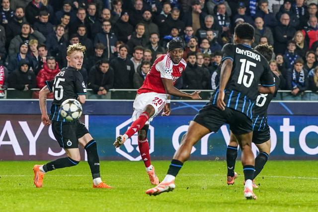 (251211) -- BRUGES, Dec. 11, 2025 (Xinhua) -- Noni Madueke (2nd L) of Arsenal shoots during the UEFA Champions League football match between Club Brugge and Arsenal in Bruges, Belgium, on Dec. 10, 2025. (Xinhua/Peng Ziyang)