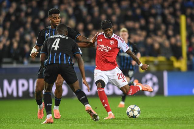 (251211) -- BRUGES, Dec. 11, 2025 (Xinhua) -- Noni Madueke (R) of Arsenal shoots during the UEFA Champions League football match between Club Brugge and Arsenal in Bruges, Belgium, on Dec. 10, 2025. (Xinhua/Peng Ziyang)