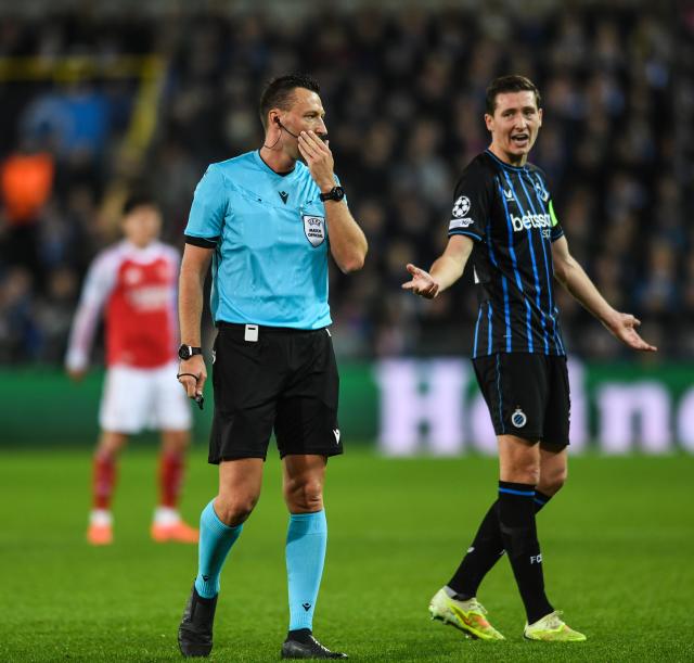(251211) -- BRUGES, Dec. 11, 2025 (Xinhua) -- Hans Vanaken (R) of Club Brugge questions a call during the UEFA Champions League football match between Club Brugge and Arsenal in Bruges, Belgium, on Dec. 10, 2025. (Xinhua/Peng Ziyang)