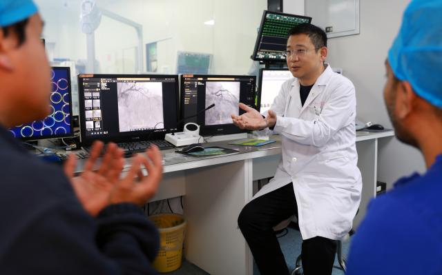 (251211) -- LANZHOU, Dec. 11, 2025 (Xinhua) -- Bai Ming (C), vice president of the First Hospital of Lanzhou University, talks with Indonesian trainees in Lanzhou, northwest China's Gansu Province, Dec. 1, 2025.
  TO GO WITH "Across China: China-Indonesia medical training program aims to curb cardiovascular deaths" (Xinhua/Guo Gang)