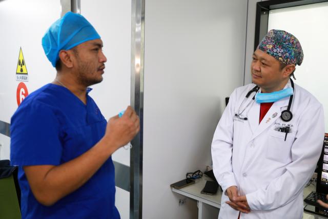 (251211) -- LANZHOU, Dec. 11, 2025 (Xinhua) -- An Indonesian trainee talks with a doctor of the First Hospital of Lanzhou University in Lanzhou, northwest China's Gansu Province, Dec. 1, 2025.
  TO GO WITH "Across China: China-Indonesia medical training program aims to curb cardiovascular deaths" (Xinhua/Guo Gang)