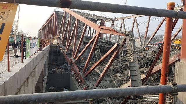 (251211) -- GWANGJU, Dec. 11, 2025 (Xinhua) -- This photo taken on Dec. 11, 2025 shows the collapsed library construction site in Gwangju, South Korea.
  Two workers were trapped after a steel structure collapsed at a library construction site in Gwangju, South Korea, Yonhap news agency reported on Thursday.
  The collapse occurred around 1:58 p.m. local time (0458 GMT) in Gwangju, some 270 km south of the capital Seoul. (NEWSIS/Handout via Xinhua)