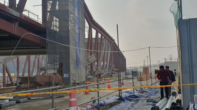 (251211) -- GWANGJU, Dec. 11, 2025 (Xinhua) -- This photo taken on Dec. 11, 2025 shows the collapsed library construction site in Gwangju, South Korea.
  Two workers were trapped after a steel structure collapsed at a library construction site in Gwangju, South Korea, Yonhap news agency reported on Thursday.
  The collapse occurred around 1:58 p.m. local time (0458 GMT) in Gwangju, some 270 km south of the capital Seoul. (NEWSIS/Handout via Xinhua)