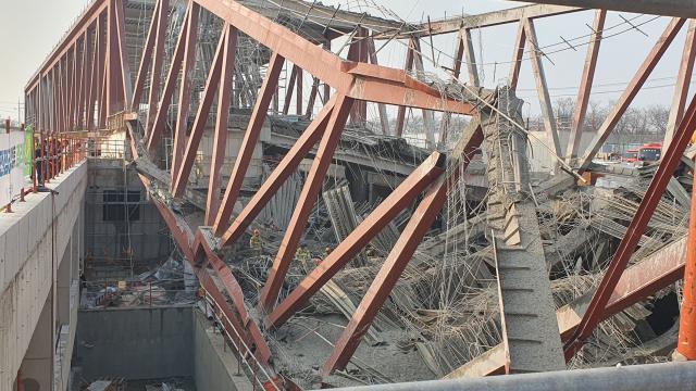 (251211) -- GWANGJU, Dec. 11, 2025 (Xinhua) -- This photo taken on Dec. 11, 2025 shows the collapsed library construction site in Gwangju, South Korea.
  Two workers were trapped after a steel structure collapsed at a library construction site in Gwangju, South Korea, Yonhap news agency reported on Thursday.
  The collapse occurred around 1:58 p.m. local time (0458 GMT) in Gwangju, some 270 km south of the capital Seoul. (NEWSIS/Handout via Xinhua)