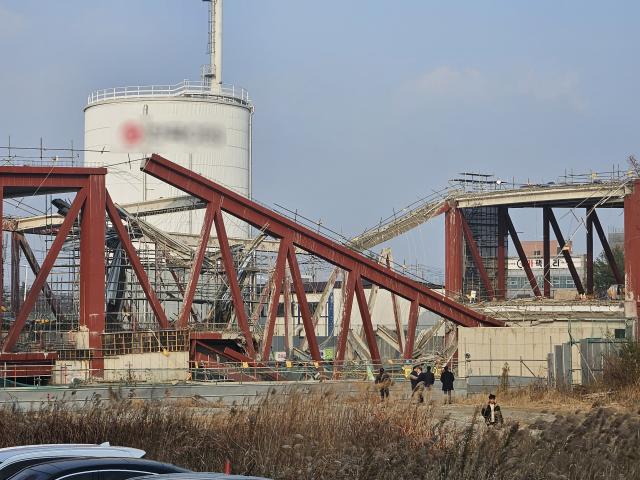 (251211) -- GWANGJU, Dec. 11, 2025 (Xinhua) -- This photo taken on Dec. 11, 2025 shows the collapsed library construction site in Gwangju, South Korea.
  Two workers were trapped after a steel structure collapsed at a library construction site in Gwangju, South Korea, Yonhap news agency reported on Thursday.
  The collapse occurred around 1:58 p.m. local time (0458 GMT) in Gwangju, some 270 km south of the capital Seoul. (NEWSIS/Handout via Xinhua)